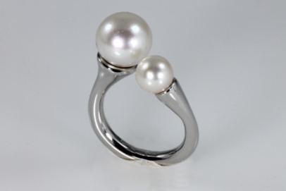 -Anello in Oro Bianco 750- con perle bianche japponesi